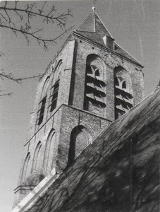 0690-7848 Foto van de toren en gedeelte van het dak van de N.H. kerk genomen vanaf het steiger tijdens de restauratie ...