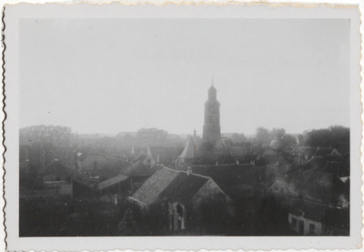 0690-7855 Gezicht over Buren vanaf de molen “De prins van Oranje”, met overhersent de toren van de N.H. kerk