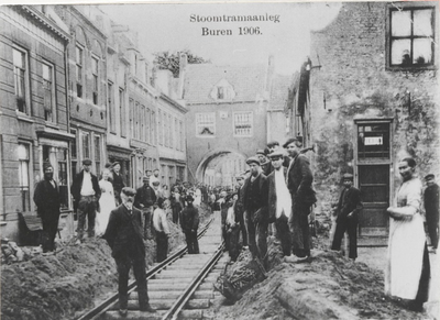 0690-7924 Aanleg van de rail voor de tbc stoomtram, hier de Vorstraat met op de achtergron de Culemborgsepoort en weer ...