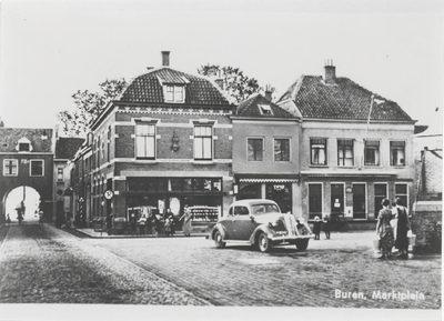 0690-7925 Parkeren van een outo op het Marktplein, links de Culenborgsepoort en rechts de waterpomp