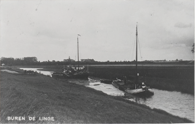 0690-7938 Repro van een ansichtkaart met daarop twee vrachtschepen op de Linge, op de achtergrond is de toren van Buren ...