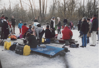 0690-7962 Jong en oud wilde van het schaatsen genieten en op de put was de mogelijkheid