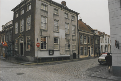 0690-7993 Proef opstelling waar de replica van het Elisabeth Pocket pistol komt te staan tegen de zijgevel van het museum