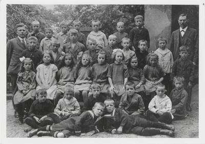 0690-810 Schoolfoto, liggende rechts D.M. v. Kuilenburg.