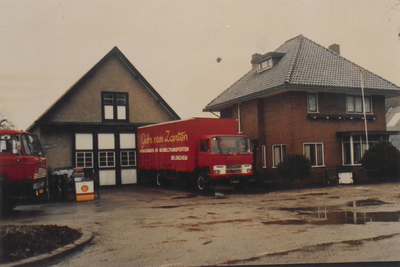 0690-89 Meerdere vrachtwagens bij het bedrijf te Beusichem.