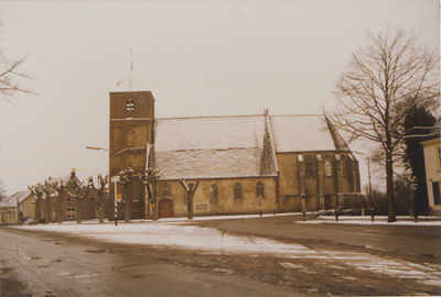 0690-917 Kerk met toren gezien vanaf het Marktplein in de winterperiode.