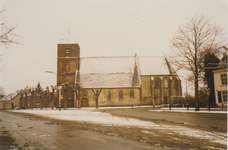 0690-918 Kerk met toren gezien vanaf het Marktplein in de winterperiode.