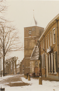 0690-921 Kerktoren met rechts de Rabobank gezien vanaf het plein in de winter.
