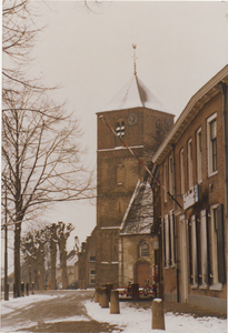 0690-922 Kerktoren met rechts de Rabobank gezien vanaf het plein in de winter.