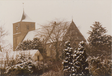 0690-924 Kerk met toren gezien vanaf het kerkpad in de winter.