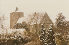 0690-925 Kerk met toren gezien vanaf het Kerkpad in de winter.