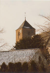 0690-926 Kerktoren gezien vanaf het kerkpad in de winter.