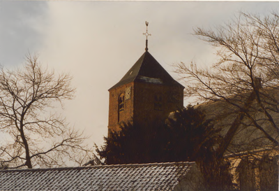 0690-927 Kerktoren gezien vanaf het Kerkpad in de winter.