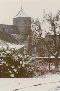 0690-928 kerktoren met de daarvoor staande panden gezien vanaf het Kerkpad in de winter.