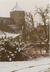 0690-929 Kerktoren met de daarvoor staande panden gezien vanaf het Kerkpad in de winter.