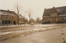 0690-930 Markt met rechts het voormalig gemeentehuis in de winter.