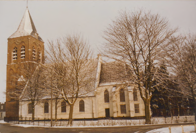 0690-932 Kerk met toren gezien vanuit de Dorpstraat in de winter.