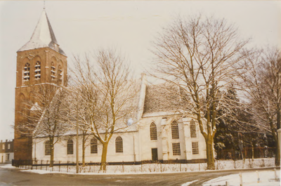 0690-933 Kerk met toren gezien vanuit de Dorpstraat in de winter.