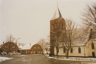 0690-934 Kerktoren en kerk gezien vanuit de Dorpstraat in de winter.