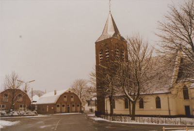 0690-935 Kertoren en kerk gezien vanuit de Dorpstraat in de winter.