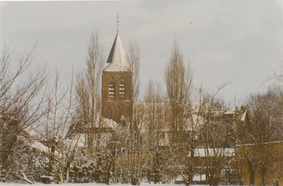 0690-936 Gezicht op Zoelmond en de kerktoren in de winter.