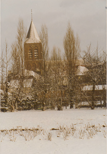 0690-938 Gezicht op Zoelmond en de kerktoren in de winter.