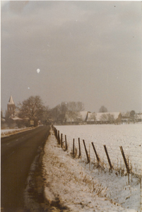 0690-943 Winterlandschap met gezicht op Zoelmond gezien vanaf de Molenweg uit de richting Beusichem.