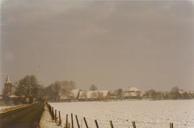 0690-944 Winterlandschap met gezicht op Zoelmond gezien vanaf de Molenweg uit de richting Beusichem.