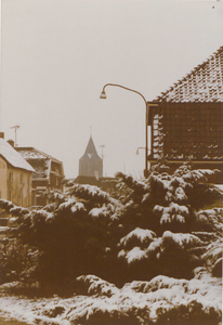 0690-945 Dorpstraat met op de achtergrond de kerktoren in de winter.