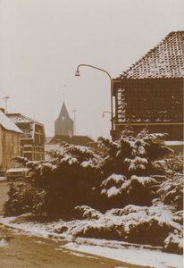 0690-946 Dorpstraat met op de achtergrond de kerktoren in de winter.