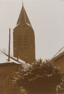 0690-947 Kerktoren gezien vanaf de Groeneweg in de winter.