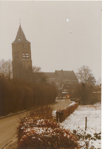0690-949 Gezicht op kerk met toren vanaf de Groeneweg in de winter.