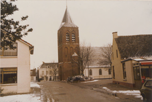 0690-951 De kerk met toren en de pastorie gezien vanuit de Schoolstraat in de winter.