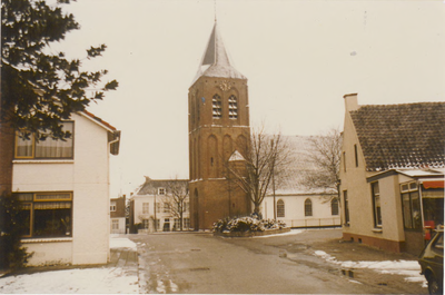 0690-952 De kerk met toren en de pastorie gezien vanuit de Schoolstraat in de winter.
