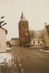 0690-953 De kerk met toren en de pastorie gezien vanuit de schoolstraat in de winter.