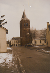 0690-954 De kerk met toren en de pastorie gezien vauit de Schoolstraat in de winter.