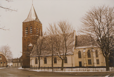 0690-955 De kerk met de toren gezien vanaf het Plein in de winter.