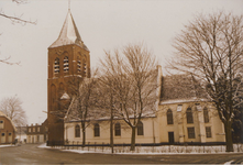 0690-955 De kerk met de toren gezien vanaf het Plein in de winter.