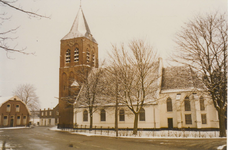 0690-956 De kerk met de toren gezien vanaf het Plein in de winter.