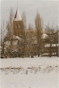 0690-957 Wintersgezicht op Zoelmond met kerktoren.