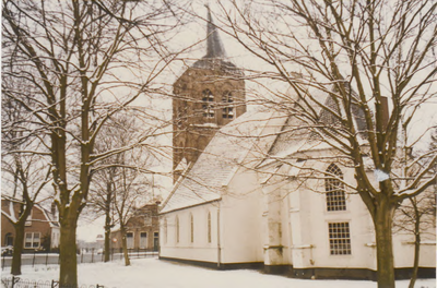 0690-958 Kerk met toren gezien vanaf de Zandweg in de winter.