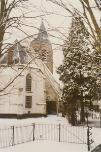 0690-960 Kerk met toren gezien vanaf de Donkerstraat in de winter.