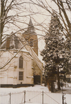 0690-961 Kerk met toren gezien vanaf de Donkerstraat in de winter.
