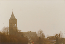 0690-962 Gezicht op Zoelmond met kerk en toren in de winter.