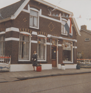 0690-99 Woning aan de Dorpstraat 30, waarin jarenlang was gevestigd de bakkerij van de fam. Van Dijk. De woning werd ...