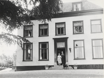 0690-Gr_Kerk_A_35 Dhr.Beekhoff en mv. Beekhoff-Selms in de deur opening van huize Landzicht .