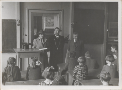 0690-Gr_Kerk_A_88 n.b. Burgemeester Beekhof met zijn vrouw op bezoek op de school. De leerkracht is mogelijk de heer ...