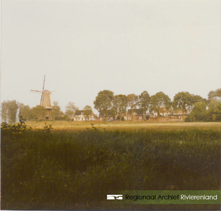 0690-Gr_Bu_1229 Gezicht op de Molenwal met molen De Prins van Oranje .