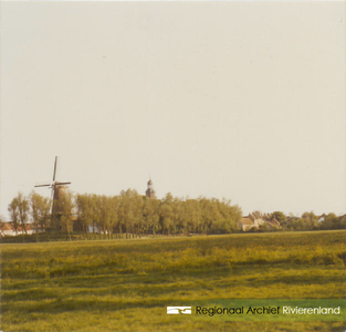 0690-Gr_Bu_1235 Een kijkje op de Molenwal met de molen De Prins van Oranje en de Toren van de N.H.Kerk.