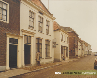 0690-Gr_Bu_286 Peperstraat gezien vanaf het voormalig raadhuis, op de stoep A.v.d.Velden.